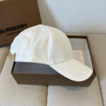 Burberry's new early spring baseball cap, simple yet fashionable, suitable for both men and women! High quality products, enjoy a sense of premium quality! - Image 4