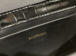 鳄鱼纹皮
XX翻盖腋下包
Balenciaga这只XX Bag是Balenciaga美包家族最新成员，它的名字以代表亲密的缩写“XX”来命名，简直是情人节必入手的应景包包💖非常流畅的线条和皮革与金属logo的搭配外，XX Bag可随意调节的包带也是让我一眼爱上并入手的原因。将两条背带拼接变成斜挎背包；把背带缩到最短拎在手里，又是俏皮精致都市复古调调；单根背带的最长档位恰好能让XX Bag变身时髦火热的腋下包。型号695645XX尺寸:27x15.5x4.8配原厂盒 - Image 9