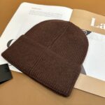 Fendi FENDI Knitted Hat 😘 😱 Simple and elegant 👍  The tight knitting method is very thick, soft and comfortable 🙈 Warm and stylish ❤️ can't bear to put it down 👍 Dear, hurry up and get it 👍😘 Same gender design! - Image 3