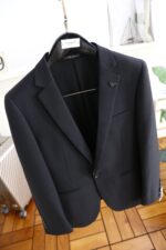 🔥 Ama */Arm * niAutumn New Arrivals 📸 Casual and fashionable original suit set, with the brand's classic logo mark 👍🏻 Super generous, with lining design emphasizing perfect lines, perfectly blending the low-key and melancholic temperament of England with the exquisite and noble French style. A sleek and ergonomic cut, with a tall and handsome upper body, comfortable and slim fit, showcasing a gentlemanly demeanor. Selected suit fabric, with a soft and delicate touch, good luster and elasticity. Paired with this suit set, it is a great choice for stylish men. The silhouette and waist cinching cut add more comfort to their attire, making them look slim yet handsome! A must-have for trendy men! Counter size: S-XXL, shipped next day! - Image 2