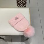 🧢普拉达💰RADA👒 秋冬新款配狐狸毛球专柜针织毛线帽，超火爆💖质感一流，出街超好搭配！减龄神器 - Image 8