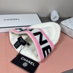 💰Chanel官网品质香奈儿秋冬网红时尚博主推荐款针织帽，藏着不动声色的高级感，每一处线条都透着利落大方，简约而不简单，大方且不失格调，处处细节都彰显着高端品味，时尚感在克制中愈发耐人寻味。 - Image 7