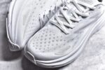 纯原级别 HOKA ONE ONE Clifton 克里夫顿9代专业性能减震公路跑步鞋 轻盈透气的针织网面和纱线的使用让鞋面更挺拔 增强鞋面的强度和支撑性能 搭配柔软的鞋舌 让双脚在舒适包裹中跑的更加畅快 全新泡棉中底 柔软的同时增强回弹性能 为不同跑者提供更平稳流畅的脚感 带来全面的缓冲保护 根据人体工程学设计的延长拉襟 后跟处弹软的海绵填充舒适固定 避免掉跟和摩擦 相比上一代光滑的内衬 Clifton 9的内衬增强了摩擦力 避免双脚在鞋内滑动 SIZE：36 36.5 37.5 38 38.5 39 40 40.5 41 42 42.5 43 44 44.5 45 - Image 8