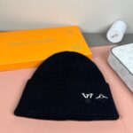 配防尘袋
路易威登LOUIS VUITTON🎩官方热卖爆款，羊毛针织毛线帽，时尚好品质高端大气，超柔软！超火爆💖质感很赞，出街超好搭配！时尚潮流！秋冬必备单品，快快入手哦！ - Image 8