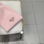 🧢普拉达💰RADA👒 秋冬新款配狐狸毛球专柜针织毛线帽，超火爆💖质感一流，出街超好搭配！减龄神器 - Image 4