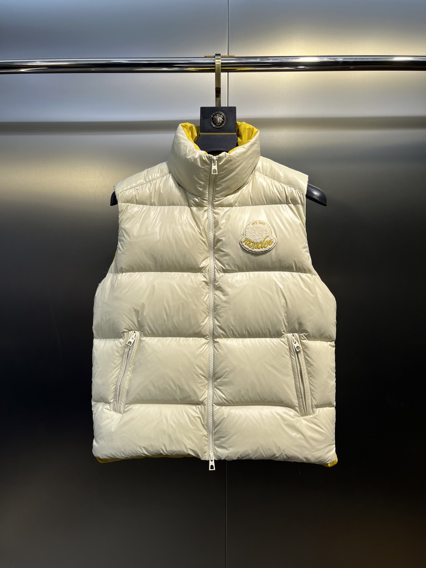 蒙口 moncler 🌟
大标马甲两色合拍图 Moner盟可睐 早秋新品 Lipsi男士羽绒马甲，演绎Moner经典设计，是换季衣橱的必需单品。采用轻盈的功能性lon laque面料制成，撞色衬里尽显活力。
款号：大标马甲

尺码：12345
颜色：米白 黑色
