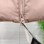 💰 加拿大鹅 Canada Goose 秋冬新款羽绒马甲 
搭配毛衣 卫衣 保暖同时毫无束缚感
采用国标95白鸭绒
轻薄飘逸 给你全方位的温暖！
上身颜值更有水准的洋气
让温暖和风度同行
中心线多重车线呈严整对称 谨守温馨守候 
胸前logo点缀着整件马甲！ 
独特之味道深入骨髓.减龄又十足保暖 既视感简单大气 男女同款 码数：XS-2XL - Image 6