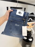 【Gucci Jeans | Classic Denim, Engraved with Luxury DNA】 When street style meets haute couture, a pair of jeans can become a badge of status.
Deconstructing the language of denim with centuries-old craftsmanship, we infuse every inch of fabric with a modern attitude and luxurious details, making everyday wear a silent declaration of taste.
✨ A pair of jeans is an attitude, and even more so, a legacy.
It's not just a wardrobe essential, but also an interpretation of the brand's spirit—
"From suitcases to jeans, we have always defined the boundaries of luxury with the ultimate craftsmanship."
Sizes: 28-42
