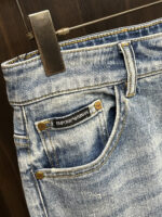 【Armani Jeans | Classic Denim, Embossed with Luxury DNA】 When streetwear meets haute couture, a pair of jeans can become a badge of status.
Deconstructing the language of denim with centuries-old craftsmanship, we infuse every inch of fabric with a modern attitude and luxurious details, making everyday wear a silent declaration of taste.
✨ A pair of jeans is an attitude, and even more so, a legacy.
It's not just a wardrobe essential, but also an interpretation of the brand's spirit—
"From suitcases to jeans, we have always defined the boundaries of luxury with the ultimate craftsmanship."
Sizes: 28-42 - Image 6