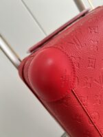 GF4343FB
独家实拍 红色压花拉杆箱】全新 Horizon 拉杆箱以个性创意革新路易威登的传奇经典，为标志性 Monogram 帆布点缀旅行贴饰，追溯品牌传统行李箱的设计风尚。皮革边角保护和超大外置拉杆丰富智慧细节，打造优雅且实用的旅行伴侣。详细特征35.0 x 23×53cm（长×宽×高）人工测量1-2cm误差 
【温馨提示❤️此款无包装/不支持退换】 - Image 2