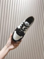Fendi芬迪板鞋首款大头运动鞋~~fendi match篮球运动鞋，最新元素注入加FF复古的设计，超经典百搭系列……
鞋面采用牛皮和牛猄拼接组合，侧面凸起的双F logo，内里采用毛巾布里，TPU发泡组合双色大底不一般的舒适！情侣款35-44(男码加10) - Image 2