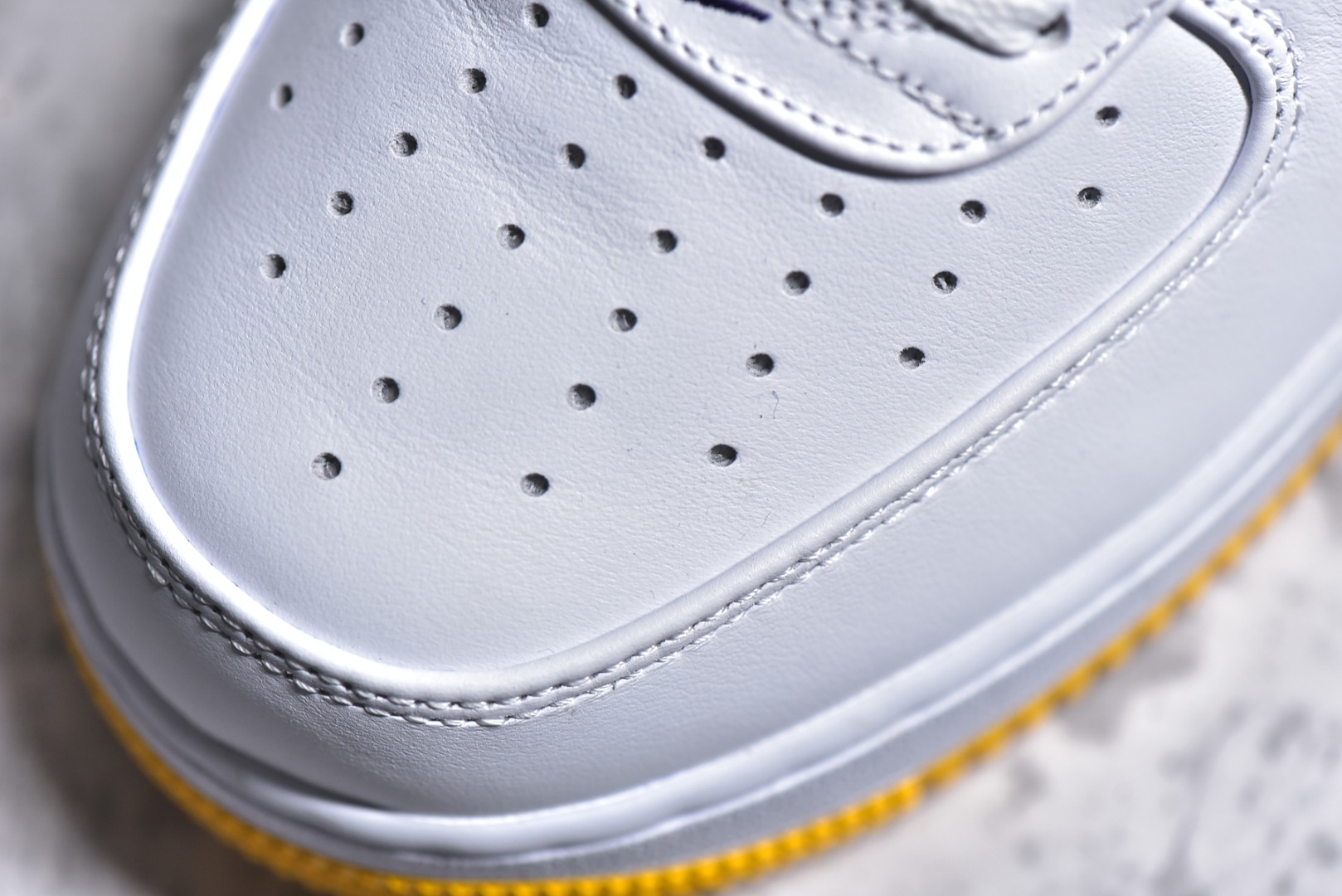 ▪️细节鉴定
Kobe x Air Force 1 Low 白黄紫