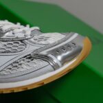 𝐁𝐨𝐭𝐭𝐞𝐠𝐚 𝐕𝐞𝐧𝐞𝐭𝐚 葆蝶家23/秋冬秀款BV运动鞋 王一博 同款 情侣款休闲鞋老爹鞋！Runner运动鞋！原版购入开发！ 采用原版轻质科技网布面料，原版一致！工艺复杂！搭配几何图案设计橡胶外底 王炸系列 高版本实际增高很多哦，还是一样显腿细 非常nice。耐玩耐造，对标对版套包鞋工艺 认准高版本 大底原版独家开模，选用拼色TPU大底，材质重量原版一致！ Size：女码35-39 男码39-44M - Image 4