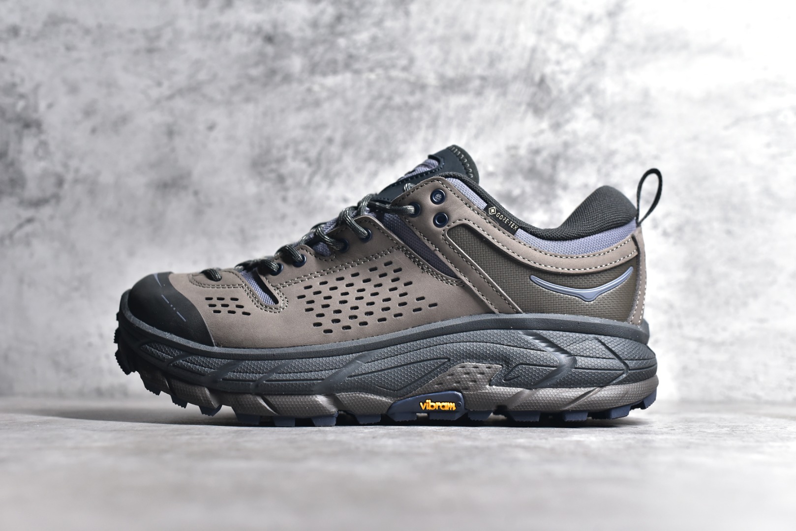 HOKA ONE ONE Tor Uitra Low 托亚潮流户外越野登山功能鞋 鞋款利用机能、户外、复古元素将都市型格与户外机能无缝结合 既能自由穿梭于城市的钢筋水泥之间 也能轻松演绎山系潮流搭配 全粒面皮革结合模压鞋口 提升持久耐穿度 直至鞋头的鞋带设计 舒适灵活的调节 搭配鞋头处HOKA ONE ONE飞翼纹饰 营造了个性十足的张扬气场 Tor Ultra 配备 Vibram® 鞋底与 EVA 和RMAT® 中底 给穿著者最佳的抓地力及舒适性 另外中底的金属摇杆可稳定脚部行程 当走过崎岖山路时依然让脚部得到平稳的感觉 而整对鞋以皮革和耐用尼龙布材打造 与坚固的鞋底相结合，可以牢固地支撑脚部和脚踝 另外外层搭载的Event技术 保持鞋履防水以及鞋内透气作用 
尺码：36 36.5 37.5 38 38.5 39 40 40.5 41 42 42.5 43 44 45 46