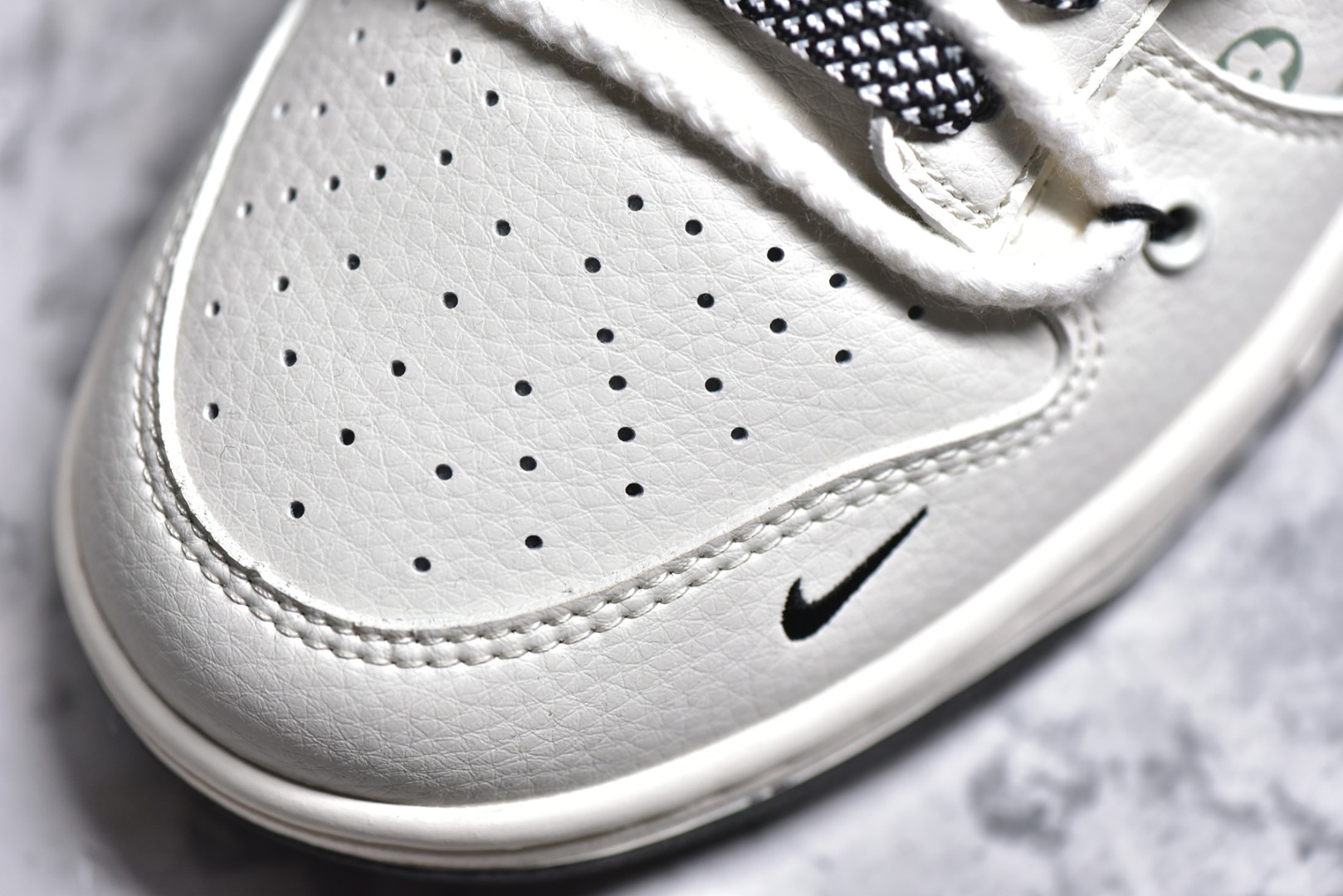 ▪️细节鉴定
NK SB Dunk Low 暴力熊系列-绑带米黄黑勾 低帮休闲板鞋