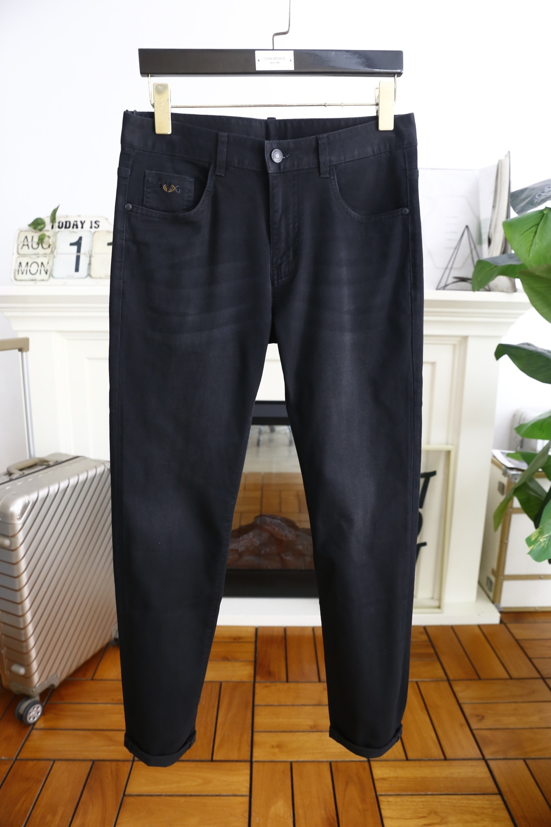 【Gucci Jeans | Classic Denim, Engraved with Luxury DNA】 When street style meets haute couture, a pair of jeans can become a badge of status.
Deconstructing the language of denim with centuries-old craftsmanship, we infuse every inch of fabric with a modern attitude and luxurious details, making everyday wear a silent declaration of taste.
✨ A pair of jeans is an attitude, and even more so, a legacy.
It's not just a wardrobe essential, but also an interpretation of the brand's spirit—
"From suitcases to jeans, we have always defined the boundaries of luxury with the ultimate craftsmanship."
Sizes: 28-42