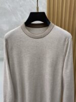LP Nuoyoupianya 2025FW Men's Autumn/Winter Sweater Base Outerwear Sweater Knitted Sweater Casual Daily Dressing Item! Tailoring the upper body and customizing fabrics perfectly integrate fashion aesthetics with new urban business and leisure concepts, allowing you to choose from different styles: classic styles, timeless outerwear, unlocking versatile styles that are simple yet not simple, with details showcasing quality. I want both warmth and grace. Breaking conventions and revealing oneself. The trend is fleeting, the style remains light and comfortable, and the movement is effortless. The aura is fully open, and the must-have battle robe in the workplace leads the trend. Wearing it, you are not afraid to challenge your youthful vitality. The cost-effective choice fully interprets the Italian style of competence and outdoor functional style, creating a unique and harmonious style. The overall outline tends towards a simple style, and the personalized and elegant detail processing enriches the overall visual experience. Excellent high attendance rate for wardrobe business and leisure! Encountered but not sought after! 48-56 (Please report height and weight when placing an order) - Image 2