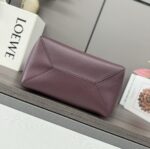 L⊚℮w℮新款🆕小号 亮面牛皮革 Puzzle Fold Tote采用标志性包袋的标志性几何线条，并通过图形和建筑面板重新设计它们 使包完全可以折叠平整，饰有低调的 L⊚℮w℮品牌标志，🉑️肩背或手提 绒面革衬里L⊚℮w℮烫金。
size:25.5*14.5*31.5CＭ
型号：052316A - Image 4
