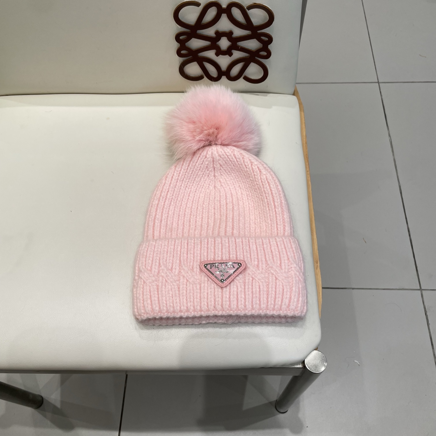 🧢普拉达💰RADA👒 秋冬新款配狐狸毛球专柜针织毛线帽，超火爆💖质感一流，出街超好搭配！减龄神器