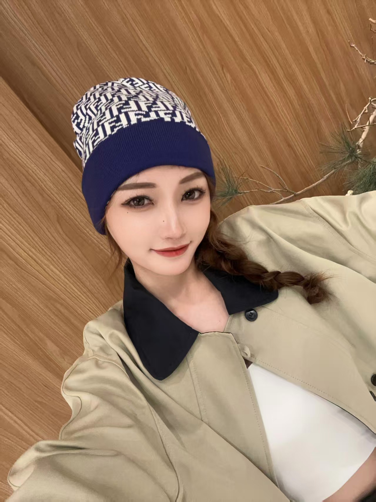 💰 FENDI's official website recommends a knitted hat that is popular among fashion bloggers for autumn and winter. It hides a subtle sense of luxury, with every line exuding a clean and elegant style. It is simple yet not simple, generous yet not out of style, and every detail showcases high-end taste. The sense of fashion becomes more and more enduring in restraint.