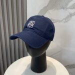 防尘袋
👒罗意威👒LOEWE新款原标设计棒球帽🧢质感超好，外部线条定位标准，做工精细，简约大气低价走量！