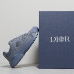 𝐂𝐇𝐑𝐈𝐒𝐓𝐈𝐀𝐍 𝐃𝐈𝐎𝐑 𝐁𝟯𝟬 迪奥火爆情侣休闲鞋【撞脸NB？现已是D奥B30】时代 顺应复古市场趋势的「Dad Shoes」风格鞋款！ 鞋舌上的Dior标志，也注明了这双鞋的型号为 B30！运用了质感细腻的皮革与网眼布面材 质拼接成鞋身，鞋身两侧贴有显眼的反光字母CD表明身份，鞋身多处线条勾勒细节，让鞋子整体看起来不那么单调。搭载奶油色EVA、橡胶混合大底，复古风十足 Size：女码35-39
男码39-44