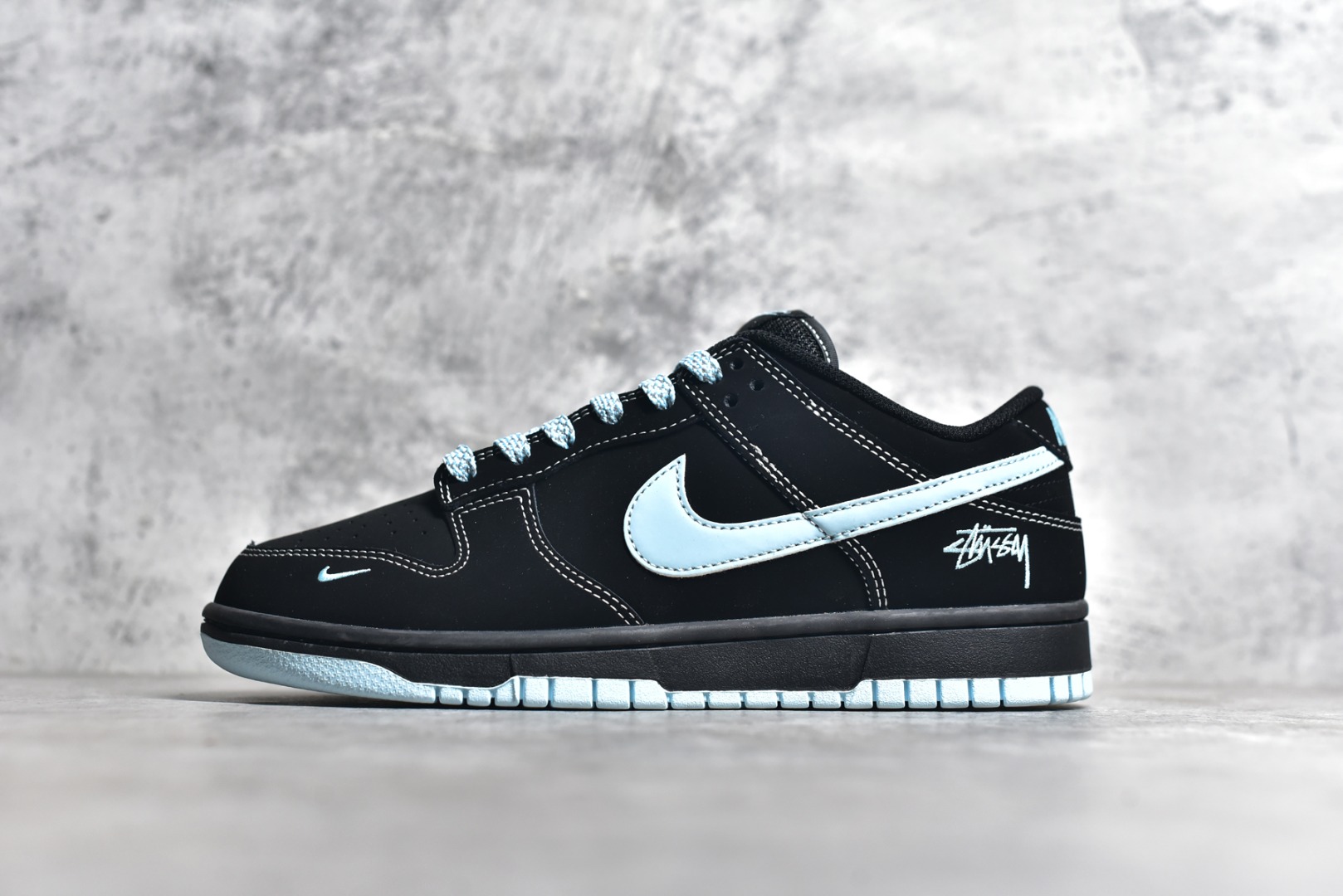#Nk SB Dunk Low 斯图西系列-黑色蓝勾 周年高端定制 低帮休闲板鞋 KK1888-012
#定制鞋盒 大厂纯原品质出货 超高清洁度 皮料切割干净无任何毛边 细节完美 
尺码：36 36.5 37.5 38 38.5 39 40 40.5 41 42 42.5 43 44 44.5 45