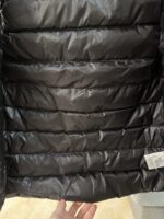 🉐 Arcteryx始祖鸟 Cerium Vest 纯色刺绣Logo字母 羽绒马甲 黑色

内里不是羽绒直接白送！
填充RDS认证850蓬欧洲白鹅绒，暖重比卓越，搭配易潮湿部位的Coreloft™合成 insulation，干冷湿冷环境均能持续保暖。 外层采用15D再生抗撕裂尼龙，整体轻盈可压缩，收纳后小于葡萄柚，随带随用。纯色基底搭配立体刺绣Logo，针脚工整清晰，品牌辨识度高。立体剪裁设计无活动束缚，可作为户外中层保暖件，也能当城市通勤叠穿单品，适配春秋冬三季穿搭需求。配备YKK防水拉链、可调抽绳下摆。

现货尺码：M、L、XL、XXL 。（可穿100-200斤 报身高体重安排合适尺码） - Image 6