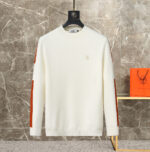 Hermes 2025 Autumn/Winter New Sweater, the pinnacle of simplicity and the ultimate answer to hidden luxury. The classic round neck adds a touch of leisure and restraint, while the wool blend is skin friendly and soft. The sleeve design highlights a sense of fashion without showing off, and the poetry of color and pattern creates an effortless sense of luxury. It embodies the ultimate comfort and elegance of the brand tone. It is not just a sweater, it is a Hermes sweater. When you don't know what to wear, a Hermes sweater is always right.Counter size: M~3XLRecommended codes for height and weight that can be reported - Image 2