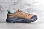 Bodega x HOKA ONE ONE Tor Ultra Low Gore-Tex 托亚系列增强版低帮厚底轻量坦克户外登山运动鞋“联名麦黄绿黑”1145771/NBYL HOKA ONE ONE 在去年异军突起，成为街头时尚圈中的新宠儿，品牌与时尚品牌 Engineered Garments 合作打造的联名 Tor Ultra Low 鞋款，更是设计与话题兼备的重磅之作，而本月 Hoka One One 又为这双超人气之作释出深蓝色、军绿色与黑色三款普通版配色。设计上依旧采用了具备透气性能的 eVent 物料制做鞋身，更搭配 Vibram 大底保留户外血脉，即使少了 Engineered Garments 的联名加持依旧十分出彩。尺码：40 40.5 41 42 42.5 43 44 45 - Image 3