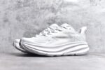 纯原级别 HOKA ONE ONE Clifton 克里夫顿9代专业性能减震公路跑步鞋 轻盈透气的针织网面和纱线的使用让鞋面更挺拔 增强鞋面的强度和支撑性能 搭配柔软的鞋舌 让双脚在舒适包裹中跑的更加畅快 全新泡棉中底 柔软的同时增强回弹性能 为不同跑者提供更平稳流畅的脚感 带来全面的缓冲保护 根据人体工程学设计的延长拉襟 后跟处弹软的海绵填充舒适固定 避免掉跟和摩擦 相比上一代光滑的内衬 Clifton 9的内衬增强了摩擦力 避免双脚在鞋内滑动 SIZE：36 36.5 37.5 38 38.5 39 40 40.5 41 42 42.5 43 44 44.5 45 - Image 2