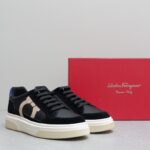 Ferragamo菲拉格慕 男新款休闲运动鞋 运动时尚魅力 经典搭配色 打造迷人个性化印花设计 高雅风格与休闲气韵交相辉映，张扬都市时髦风范。丰富色彩交织摩登韵味，简洁线条勾勒廓形包身，演绎休闲美学经典
-鞋面·🔝纳帕牛皮·品牌帆布·车缝品牌图腾
-内里·帆布，垫脚：顶级牛皮
-原版·TPR·橡胶发泡·双色成型大底
-Size 38-44 - Image 2