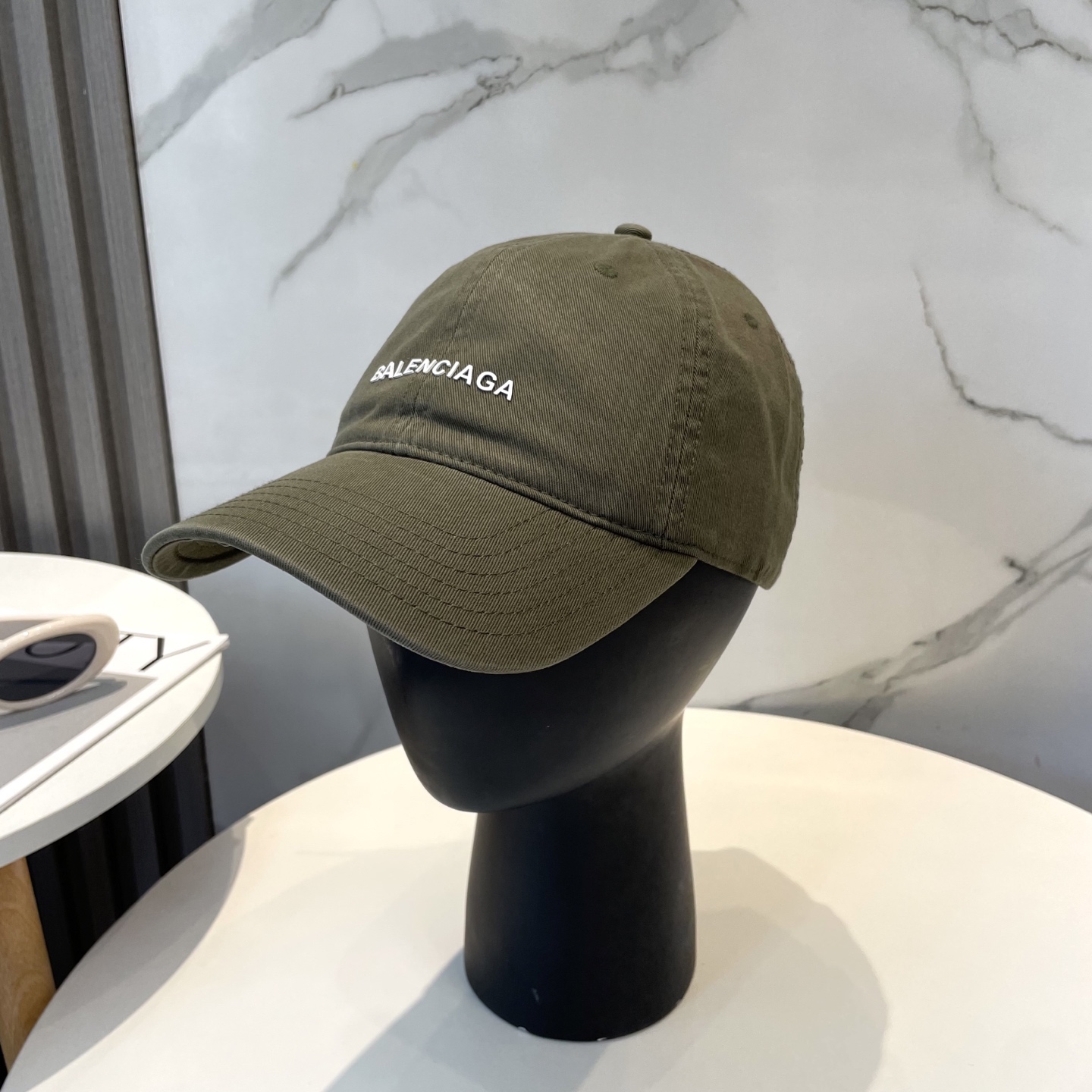 Balenciaga Balenciaga baseball cap. My family has already mastered Balenciaga's craftsmanship, which is sure to be a hit. Balenciaga's new washed cotton baseball cap is a must-haveHeavy industry craftsmanship, double B letter logo, innovative and fashionable trendy styleExclusive physical shooting for both men and women, adjustable for both genders
