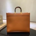FÉŃĎI TOTE 托特包“阳光手提袋”
棕色皮革简单字母LOGO设计，琥珀色双手柄是整个包包最大焦点，单拧着就很有气场，也不勒手，整体复古感超强，非常适合喜欢复古风的时髦精，硬货力推💥 
2801
尺寸40x35x21cm#16060 - Image 9