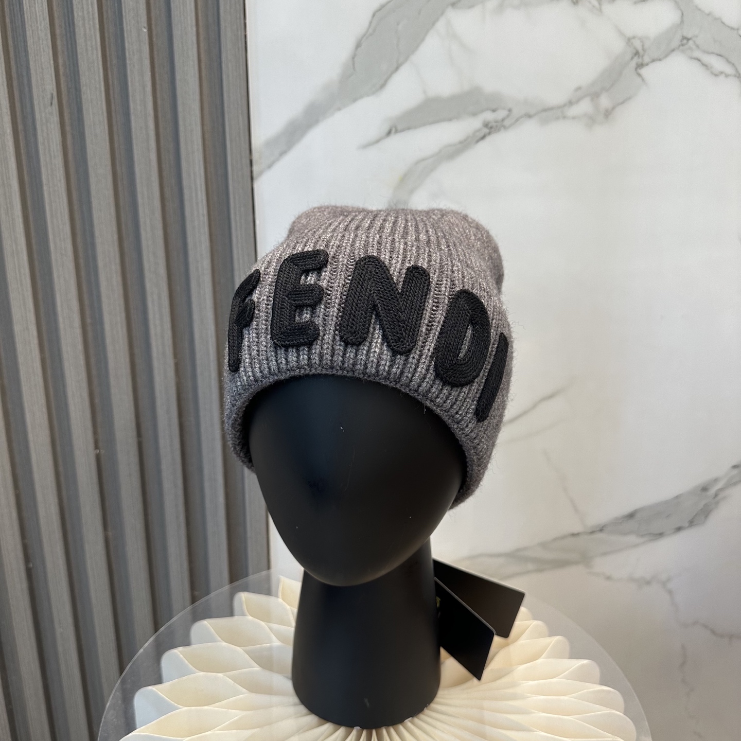 Fendi FENDI Knitted Hat 😘 😱 Simple and elegant 👍  The tight knitting method is very thick, soft and comfortable 🙈 Warm and stylish ❤️ can't bear to put it down 👍 Dear, hurry up and get it 👍😘 Same gender design!