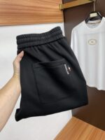 Mengkou 2025SS early autumn and winter new product, silk gloss thickened pure cotton fabric men's sports and leisure pants, a must-have type every season, an unquestionable hot selling flagship item, in line with the best color matching of the four seasons. The overall style continues the tone of SLP, integrating multiple craftsmanship aesthetics throughout, washing and aging naturally, creating a rebellious and personalized style! In terms of details, it is extremely outstanding and meticulously crafted. The entire body is made of customer supplied metal chains, which effectively demonstrates the brand identity! High quality repeated cotton fabric, excellent washing performance, impeccable! Pattern cutting perfect size M-3xL