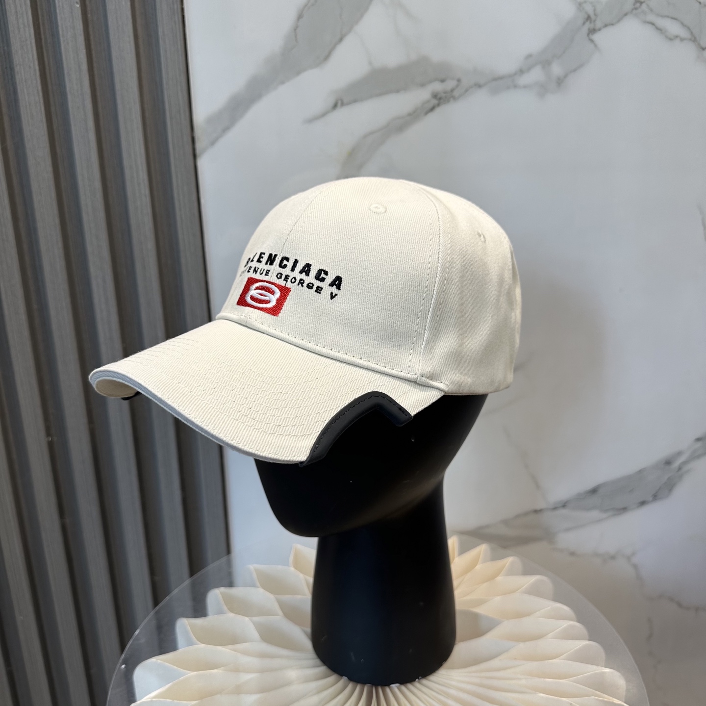 BALENCIAGA new logo baseball cap from Balenciaga, cool color scheme, with different styles for men and women to wear, the first batch to be shipped first! Paris fans must make a purchase!