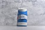 ▪🐼权威实拍💯#SI36860
新货🚀#OFF-WHITE x Air Jordan AJ1 Retro High OW联名北卡蓝 AQ0818-148 外贸特供批次 终端控货优势输出 新配色不断更新开发 市场中端王者 全套原纸板楦头开发 确保原汁原味 完美呈现一代版型 一比一鞋头弧度高度鞋身弧度 此版本只针对中端市场 细节品控鞋型随意秒杀市面同价位 鞋型完美 不臃肿别扭 头层皮料加持 用料绝不含糊 进口玻璃冲刀皮料裁剪零毛边 电脑针车工艺 超高鞋面清洁度 最高QC检验标准 控制溢胶瑕疵 原盒原配 飞翼3D高频深度立体 工艺方面大到整体鞋型 漏斗收腰 底线拉帮 LOGO立体程度 小到针眼排布 载片对称 冲孔效果 鞋标规范 鞋垫背胶等等 无一不是口碑收割 每双都是一个回头客 SIZE：36 36.5 37.5 38 38.5 39 40 40.5 41 42 42.5 43 44 44.5 45 46 47.5 - Image 5