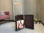 GF4343FB
全新 Horizon 拉杆箱以个性创意革新路易威登的传奇经典，为标志性 Monogram 帆布点缀旅行贴饰，追溯品牌传统行李箱的设计风尚。皮革边角保护和超大外置拉杆丰富智慧细节，打造优雅且实用的旅行伴侣。
详细特征
35.0 x 23×55cm
（长×宽×高）
·Monogram 帆布
.牛皮饰边
.织物内衬
.银色金属件
.拉链开合，配有挂锁
.路易威登标识
.内层平整
.弹性饰带
.口袋分层
.皮革边角
.大号外置拉杆
.4 个紧凑型滑轮
.机舱行李尺寸 - Image 8