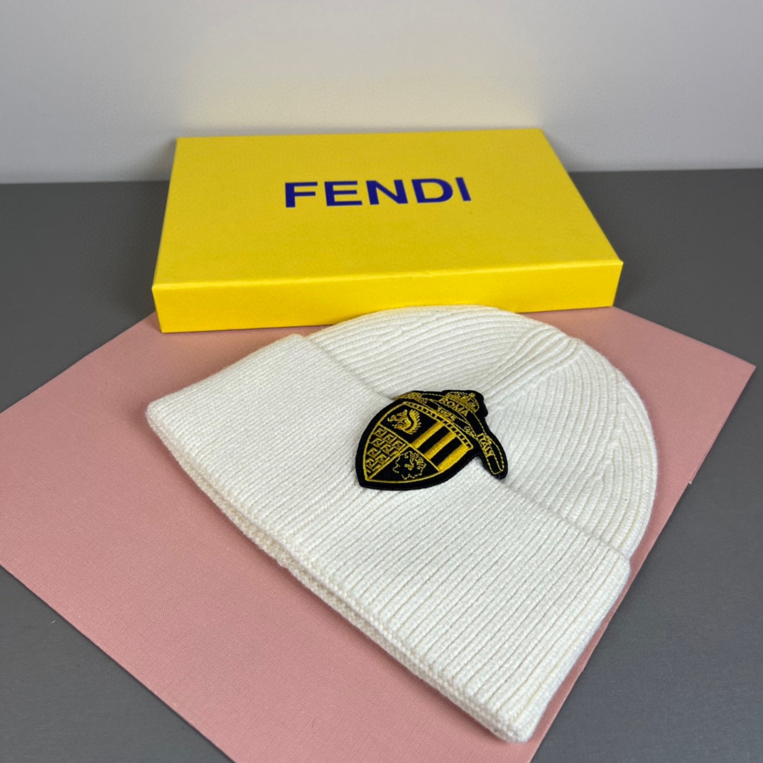 💰 FENDI's official website recommends a knitted hat that is popular among fashion bloggers for autumn and winter. It hides a subtle sense of luxury, with every line exuding a clean and elegant style. It is simple yet not simple, generous yet not out of style, and every detail showcases high-end taste. The sense of fashion becomes more and more enduring in restraint.