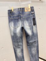 【Armani Jeans | Classic Denim, Embossed with Luxury DNA】 When streetwear meets haute couture, a pair of jeans can become a badge of status.
Deconstructing the language of denim with centuries-old craftsmanship, we infuse every inch of fabric with a modern attitude and luxurious details, making everyday wear a silent declaration of taste.
✨ A pair of jeans is an attitude, and even more so, a legacy.
It's not just a wardrobe essential, but also an interpretation of the brand's spirit—
"From suitcases to jeans, we have always defined the boundaries of luxury with the ultimate craftsmanship."
Sizes: 28-42 - Image 9