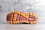 HOKA ONE ONE Tor Uitra Low 托亚潮流户外越野登山功能鞋 鞋款利用机能、户外、复古元素将都市型格与户外机能无缝结合 既能自由穿梭于城市的钢筋水泥之间 也能轻松演绎山系潮流搭配 全粒面皮革结合模压鞋口 提升持久耐穿度 直至鞋头的鞋带设计 舒适灵活的调节 搭配鞋头处HOKA ONE ONE飞翼纹饰 营造了个性十足的张扬气场 Tor Ultra 配备 Vibram® 鞋底与 EVA 和RMAT® 中底 给穿著者最佳的抓地力及舒适性 另外中底的金属摇杆可稳定脚部行程 当走过崎岖山路时依然让脚部得到平稳的感觉 而整对鞋以皮革和耐用尼龙布材打造 与坚固的鞋底相结合，可以牢固地支撑脚部和脚踝 另外外层搭载的Event技术 保持鞋履防水以及鞋内透气作用 SIZE：36 36.5 37.5 38 38.5 39 40 40.5 41 42 42.5 43 44 44.5 45 - Image 6