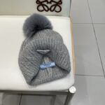🧢普拉达💰RADA👒 秋冬新款配狐狸毛球专柜针织毛线帽，超火爆💖质感一流，出街超好搭配！减龄神器 - Image 9