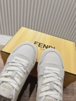 男码加10  Fendi芬迪板鞋首款大头运动鞋~~fendi match篮球运动鞋，最新元素注入加FF复古的设计，超经典百搭系列……
鞋面采用牛皮和牛猄拼接组合，侧面凸起的双F logo，内里采用毛巾布里，TPU发泡组合双色大底不一般的舒适！情侣款35-44 - Image 6