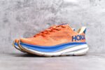 纯原级别 HOKA ONE ONE Clifton 克里夫顿9代专业性能减震公路跑步鞋 轻盈透气的针织网面和纱线的使用让鞋面更挺拔 增强鞋面的强度和支撑性能 搭配柔软的鞋舌 让双脚在舒适包裹中跑的更加畅快 全新泡棉中底 柔软的同时增强回弹性能 为不同跑者提供更平稳流畅的脚感 带来全面的缓冲保护 根据人体工程学设计的延长拉襟 后跟处弹软的海绵填充舒适固定 避免掉跟和摩擦 相比上一代光滑的内衬 Clifton 9的内衬增强了摩擦力 避免双脚在鞋内滑动 SIZE：36 36.5 37.5 38 38.5 39 40 40.5 41 42 42.5 43 44 44.5 45 - Image 2