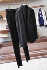 Fendi/25SS autumn and winter new suit suit suit 🫑🫑 Two piece trendy and fashionable suit, a must-have item for business elite wardrobes, men's formal wear, fashionable and trendy wear, brand classic logo logo logo super generous, classic styles will be released every quarter! Wearing the pattern is really great, strongly recommended!Sharp and ergonomic tailoring, with a tall and handsome upper body, simple and elegant. Comfortable and slim fit, showcasing a gentlemanly demeanor at a glance. Made from carefully selected suit fabrics, including 20% wool, 18% viscose, 58% polyester, and 4% spandex, the fabric feels soft and delicate, with good luster and elasticity. The waist is made of sheepskin and leather, and is adorned with Louis Vuitton's soul logo embossed with letters! The silhouette and waist cinching add more comfort to the dressing of stylish men, making them look slim yet handsome!Used for making high-end professional and business formal suits, renowned worldwide for its classic and solemn design style. A high-end business casual suit set that requires high craftsmanship, takes a long time to make, and can be worn all year round!The fabric is flat, with a smooth and full texture, and a firm appearance. It is made of high-quality cotton wool material, and the quality of the material is visible when tied tightly.Regarding details: The high-end suit is cut with a modern feel, combining traditional cutting art with modern production techniques. It adopts fully imported automatic cutting pieces, with almost zero error in each piece of fabric, and then hand sewn by top tailors to ensure the fit and beauty of every part. The front two layers are saved, and according to the principles of ergonomics, it is slim fitting but not tight fitting. The elastic of the cow tendons on both sides of the waistband of the trousers can be adjusted! Not wearing tight waists!Classic collar design, classic style without conservatism, simple and elegant. The lining of the collar is made of pure handmade tribute needles, and we insist on hand sewing handicrafts, all of which are from the hands of experienced craftsmen. The quotation is based on the labor and time consumption per meter, and each stitch is rigorous and excellent, without any burrs or stitches on both sides. Handcrafted sleeves, hand nail buckles, hand calibration, and handmade threading can be seen everywhere, delicate and smooth, effectively reducing static electricity in autumn and winter, creating a high sense of unity on the surface and inside. It is worth buying for any man, as it can boost your face in various formal occasions!Color: Black【 Size 】: 46-56