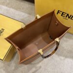 焦糖
小号全新size shine tote 
FÉŃĎI TOTE 托特包“阳光手提袋”
简单字母LOGO设计，琥珀色双手柄是整个包包最大焦点，单拧着就很有气场，也不勒手，小号还配有一条宽肩带，整体复古感超强，非常适合喜欢复古风的时髦精，硬货力推💥 2801S
尺寸35x17x31cm#15940 - Image 7
