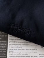 上衣，裤子
Kiton 奇顿 2025FW早秋新品 
休闲连帽套装｜那不勒斯匠心与现代休闲的天作之合

上衣：功能性与奢华感的双重奏

连帽设计为造型注入随性张力，同时兼顾日常穿搭的实用性。衣身点缀的立体 KNT 刺绣与纽扣上的品牌标识，是品牌对细节偏执的无声宣言。精选的高阶面料，兼具挺括质感与舒适垂坠感，单穿是腔调满满的休闲单品，内搭则能为正装造型增添松弛感，在商务与休闲场景间自如切换。

裤装：高定工艺的休闲表达

长裤采用微弹版型，后腰的松紧设计暗藏巧思，既保留了西裤的利落轮廓，又赋予穿着者无束缚的舒适体验。后袋的同色系 KNT 刺绣，与上衣形成呼应，让套装的整体感跃然眼前。无论是搭配上衣打造成套造型的高级感，还是单穿适配各种鞋履风格，都能轻松演绎那不勒斯式的优雅休闲风。

从面料甄选到工艺打磨，这套连帽套装将品牌“为奢华休闲立序”的理念贯彻到底，是都市男士衣橱里突破风格边界的典藏之选。
……………………………………………………
❥∙Size：48-56 - Image 5