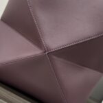 L⊚℮w℮新款🆕小号 亮面牛皮革 Puzzle Fold Tote采用标志性包袋的标志性几何线条，并通过图形和建筑面板重新设计它们 使包完全可以折叠平整，饰有低调的 L⊚℮w℮品牌标志，🉑️肩背或手提 绒面革衬里L⊚℮w℮烫金。
size:25.5*14.5*31.5CＭ
型号：052316 - Image 6