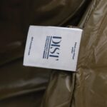 2025秋冬新款🆕羽绒服顶级代购版本羽绒马甲⬆️Moncler Lipsi羽绒马甲.撞色拼接设计.填充超级饱满.

Lipsi男士羽绒马甲采用亮面nylon laqué面料制成，适合换季穿着，带来温暖呵护。

Lipsi短款羽绒马甲演绎Moncler经典设计，是换季衣橱的必需单品。采用轻盈的功能性nylon laqué面料制成，撞色衬里尽显活力。
详情
•采用轻盈nylon laqué面料制成
•轻盈nylon laqué衬里
•填充羽绒
•立领
•拉链开合
•拉链口袋
•雪尼尔标识贴片
Size：1-5 黑色/象牙白 情侣款 - Image 10